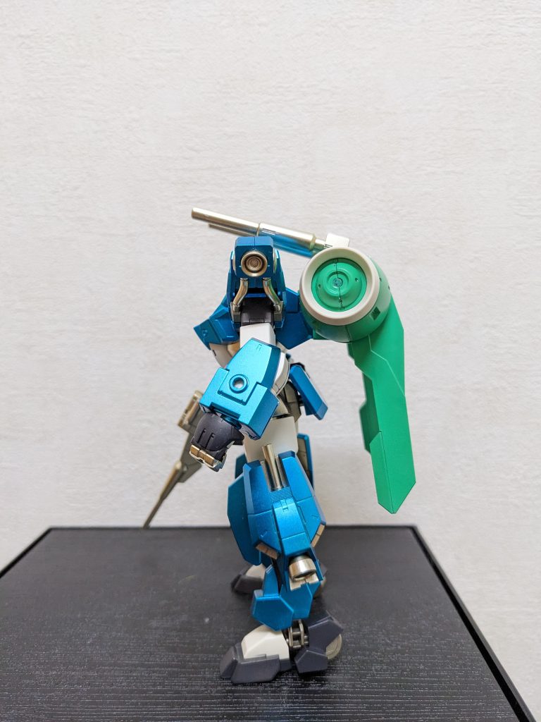 左側面使用したガンマカは、青:コスモメタブルー、黒:ファントムグレー、金:ホワイトゴールドで、緑はガンダムアイグリーンを初めて広範囲に使用してみました。フルメカ・エアリアルの目で初めて使い、色味の良さに気づき、今回思い切って採用してみました。