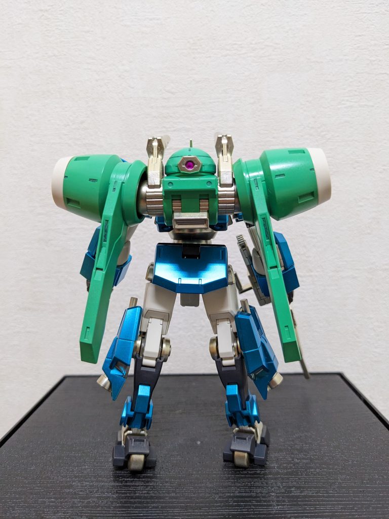 背面色のせいか、量産型ザク背中に背負ってるみたい😆パーツ割のおかげで、カメラアイ以外はマスキング無しでこんだけの塗り分けできました。