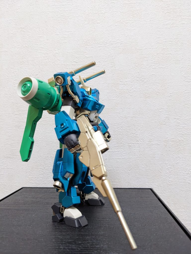 右側面肩のキャノン砲と長めのライフルが、昭和世代には刺さりますね😉