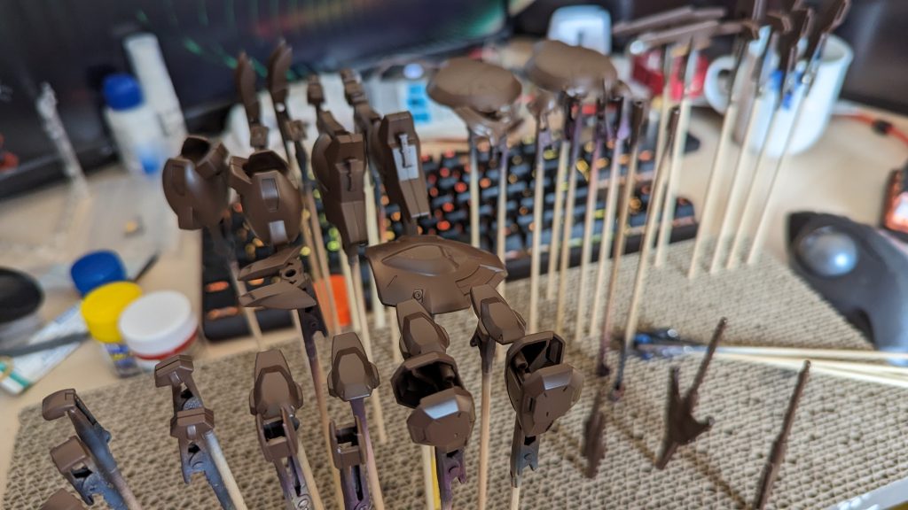 塗装というかメイン外装色は【黄色にしよう】とキメていたので、下地はブラウンから始めてます。