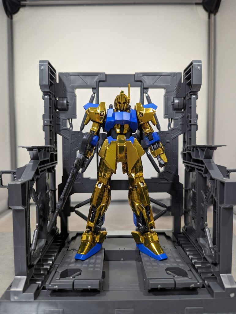 百式ももともとはゼータ系のMSなんでゼータみたいなカラーだったのを作中のあれにするためにコーティングしたり塗装を変えてる作業途中という感じの想像で