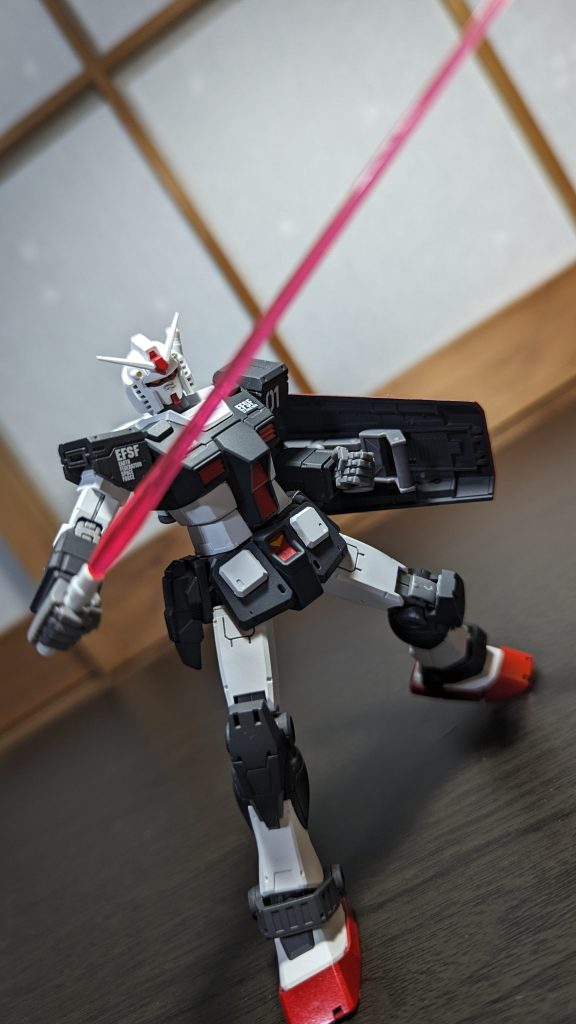 右腰のアーマーはペイルライダーの腕部ビームガンです(笑)