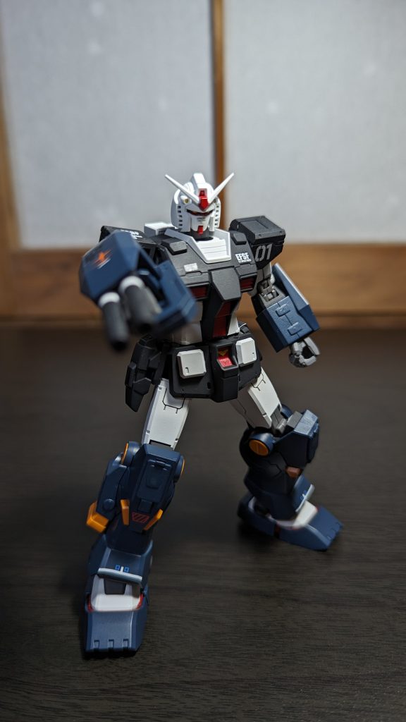 一定ダメージを与えると一部の装甲をパージし素体となったプロトタイプガンダムがチラ見えします。