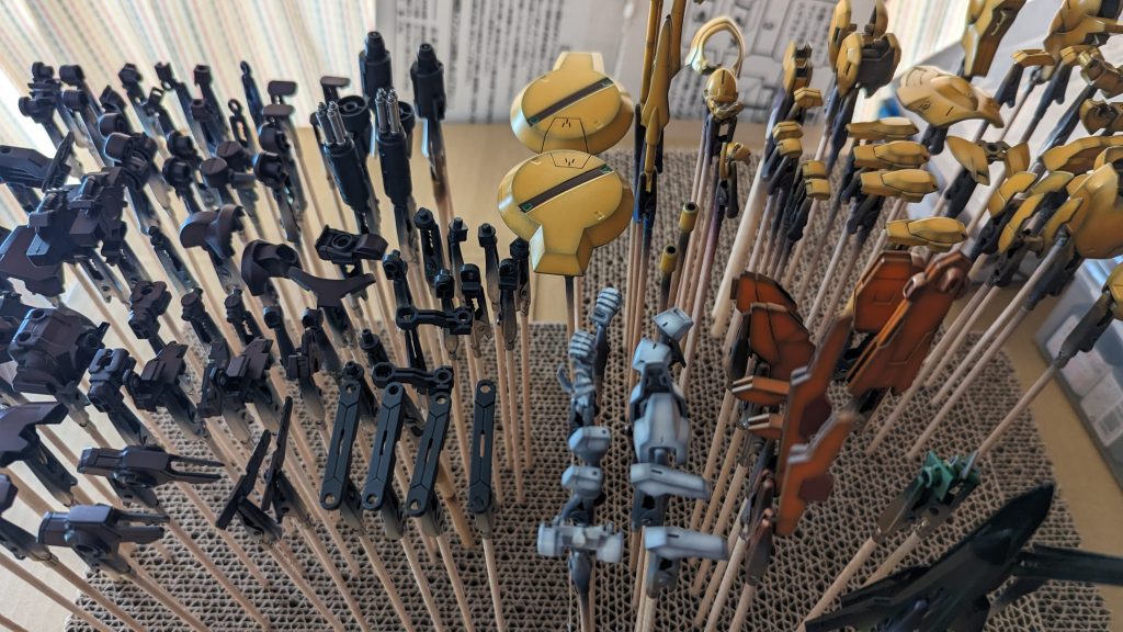 え？黒立ち上げ・・・？黒下地から黄色載せたら、色は出ないはボケ足のコントラスト付きすぎで、いわゆる【汚い】感じになると思います。赤が似合う機体なので黄色でもイケると思ったんですが、どうでしょうかね。