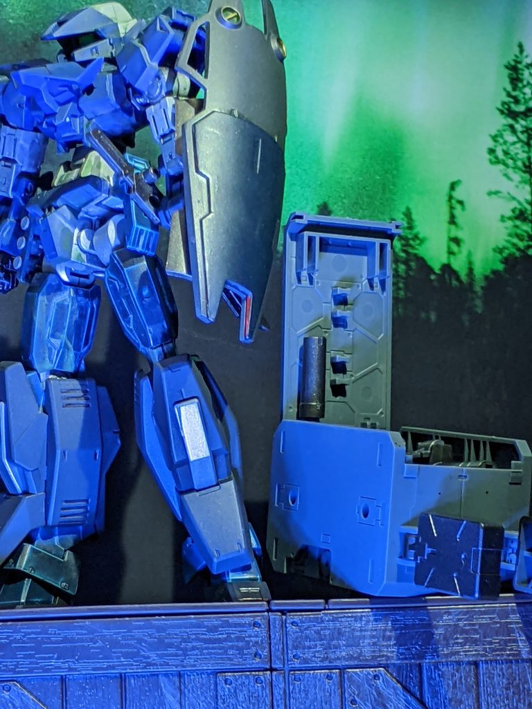 全体を暗めの青で仕上げていて、AGE系のパーツと30MMを使用して制作しました。30MM使いやす過ぎる…バックパックは陸ガンよろしくのカバンに変更出来ます。