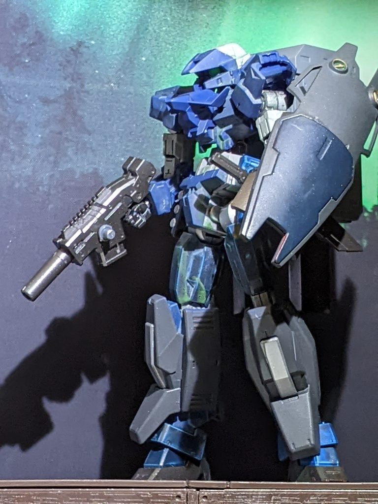 残弾式ビームガンにバレルを付けて装備。