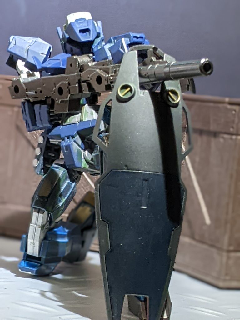 「何処に武器置いたかなんてはっきり覚えてる！」慣れた手つきでシールドを構えつつライフルに目を覗かせる…