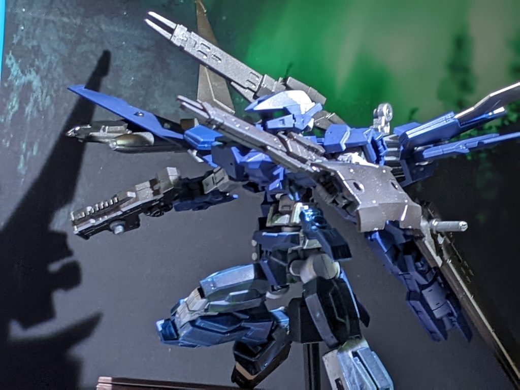 「中距離なら…ライフル分離！出力ブラスターモード！」背部キャノンはライフルとしても使用可能。