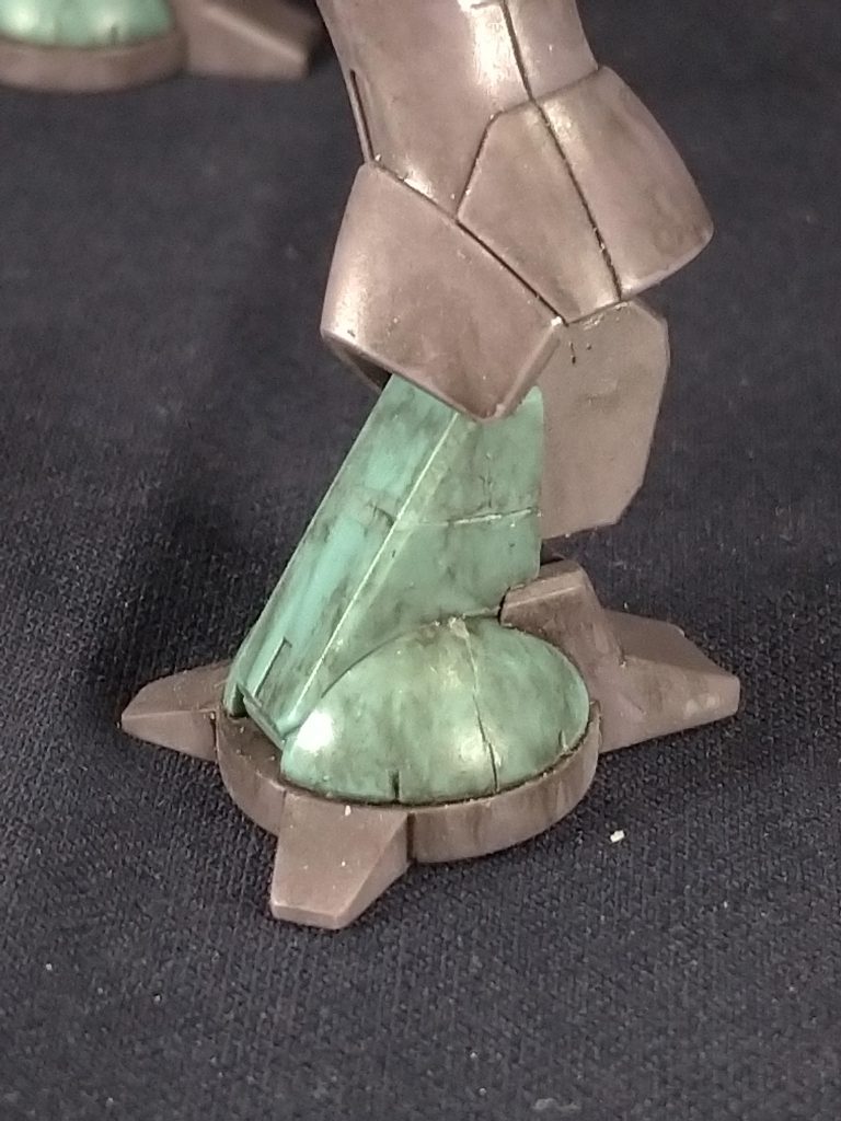 ピンやボスの受け穴など、プラパーツに力が加わったままエナメル溶剤を塗るとよく割れるゾ