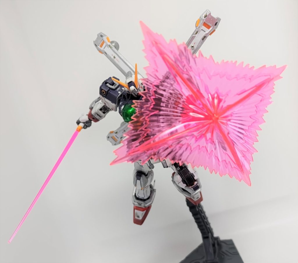 続いて基本装備で手を加えたポイントについて説明していきます。ビームサーベルの柄の先端はコアファイターに合わせてガンダムマーカーのホワイトゴールドです。ビームシールドやビームザンバーの刃といった一部のビームエフェクトにはリアルタッチマーカーのオレンジをスポンジに乗せて擦ってみたんですが、これはほとんど違いがわからなかったです・・・