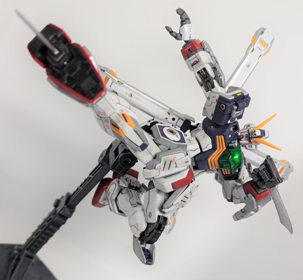 ヒートダガー! MSの足癖は悪いほど良いですね。刃をナイフでカンナ掛けしてシャープ化し、タミヤアクリルのクロームシルバーとクリヤーを重ね塗り、タミヤウェザリングマスターのライトガンメタルを付けました。ダガーの柄や足裏・関節といった機体のフレーム部分はガンダムマーカーのヘビーガンメタリックで塗ってます。