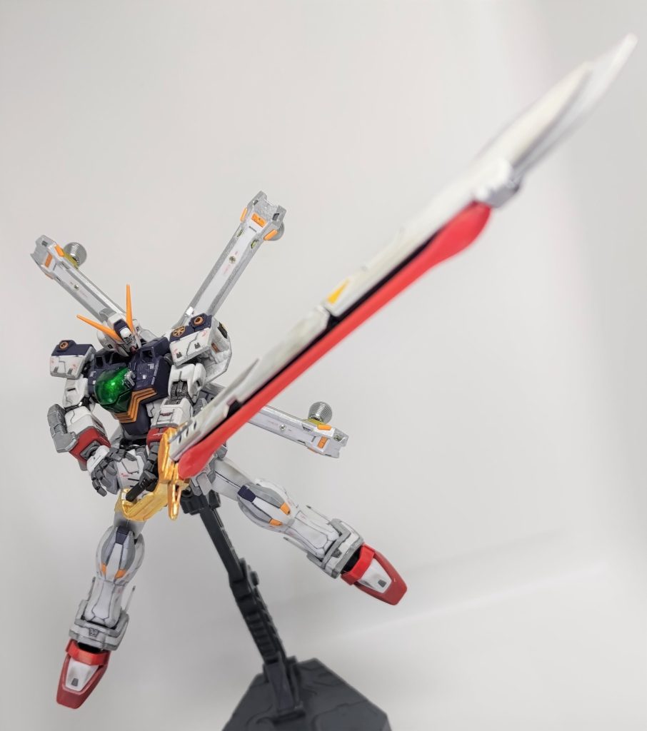 キンケドゥ「敵の母艦を 直 接 叩 く !!」ジャンク品のデスティニーガンダムから、海賊らしくいただいてきたアロンダイトです。先端をタミヤアクリルのクロームシルバー、ブルーだった部分をアクリルガッシュの白、柄のまわりをガンダムマーカーのホワイトゴールドで塗装、ウェザリングマスターのガンメタルを全体にまぶしました。両手持ちはできませんが、渾身のサンライズ立ちです。ペズ・バタラだろうがエレファンテだろうがトトゥガだろうが真っ正面から叩っ斬る!・・・これでは脳筋ケドゥですね木こりのおじさん「”クロスボーンガンダムDX”のDがデスティニーのDだったとは、夢にも思うめぇーっ!」