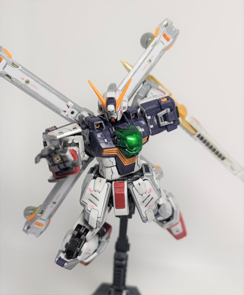 もちろんデスティニーを名乗るからにはパルマフィオキーナも追加しました。白い甲パーツを付けるボス穴の底を掘ったら手の中心部にピッタリ開口できたので、そこにメタルビーズを埋めてます。完全なネタ装備ですが、F91では機体各所にあったフィンや放熱部を持たないクロスボーンガンダムにとって、余剰エネルギー排出と近接攻撃を兼ねた武装はかなり合理的なのでは・・・???(上の写真で胸部のシルバーのパーツが片方紛失しています。記事作成中に気づいて、撮影場所の床から無事回収できました)