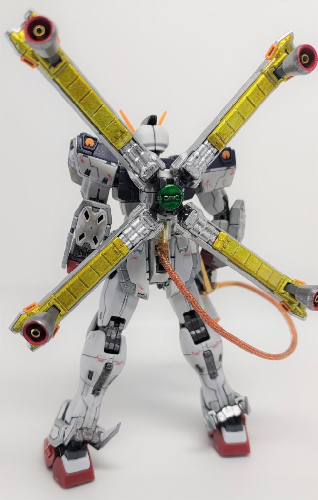 バックショットです。ノズルの内側をアクリルガッシュの白→赤、外側をガンダムマーカーのメッキシルバーで塗り、ウェーブの真鍮パイプをカットして奥に接着しました。またバインダーの裏側をクリヤーイエローでキャンディ塗装し、サテライトシステムのリフレクターとしています。さらにバインダーの向きが自在という特性を活かしてあらゆる方向からマイクロウェーブを受けられるようにと、コアファイターの背面にも照準用レーザー受光部を設けました。コアファイターに互換性がある機体なら、スラスターの推進力として部分的にシステムを利用できるイメージです。