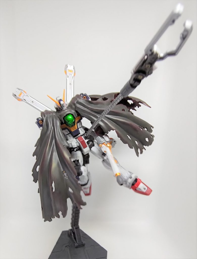 シザーアンカー! フロント、サイド、リア全てのスカート裏をガンダムマーカーのヘビーガンメタリックで塗り、ボス穴を拡張して100均のメタルビーズを埋めてます。シザーを含む各スカート側面はガンダムマーカーのシルバーです。鎖はタミヤアクリルのクロームシルバーを下地にリアルタッチマーカーのグレー3で全体をぼかし、ウェザリングマスターのチタンを乗せました。