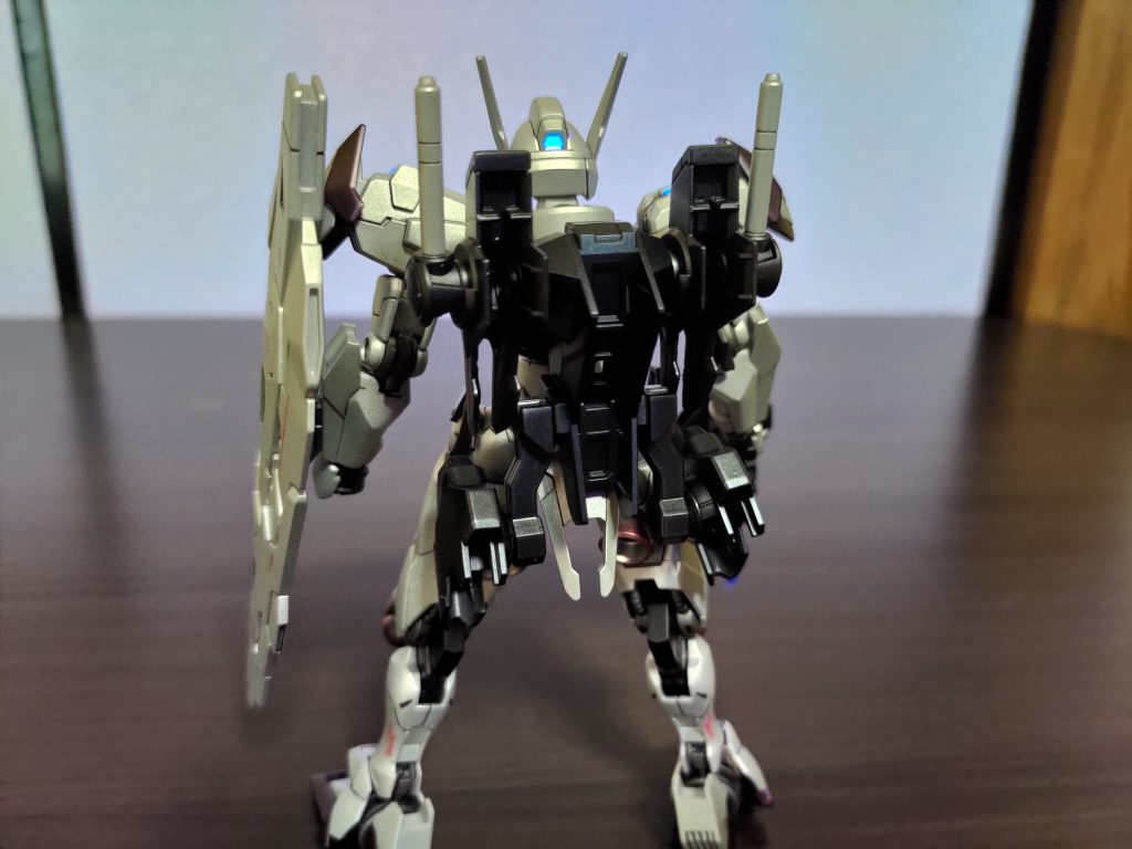 後ろから黒い部分は黒サフからクレオスさんのダイアモンドパールを塗ってからクリアーパープルとブルーを混ぜて薄く塗っています