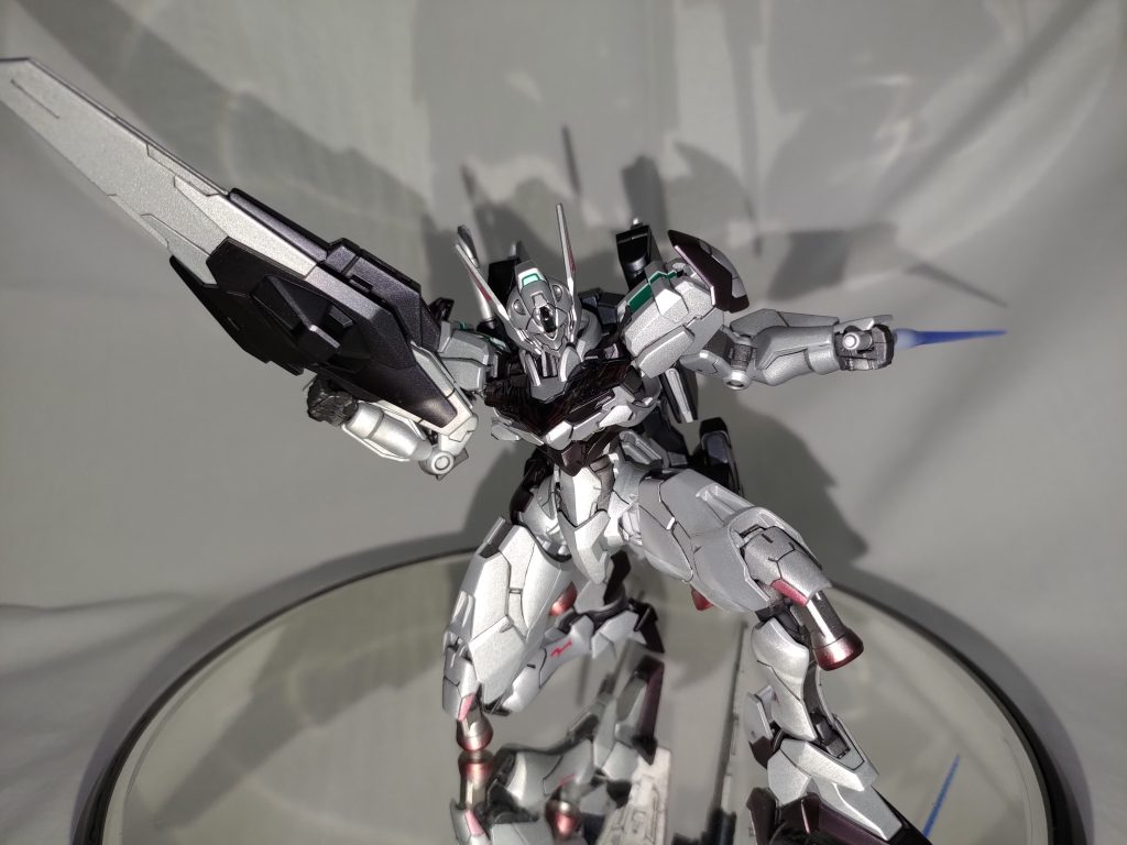 ビームサーベルを逆手に持ってのポーズ