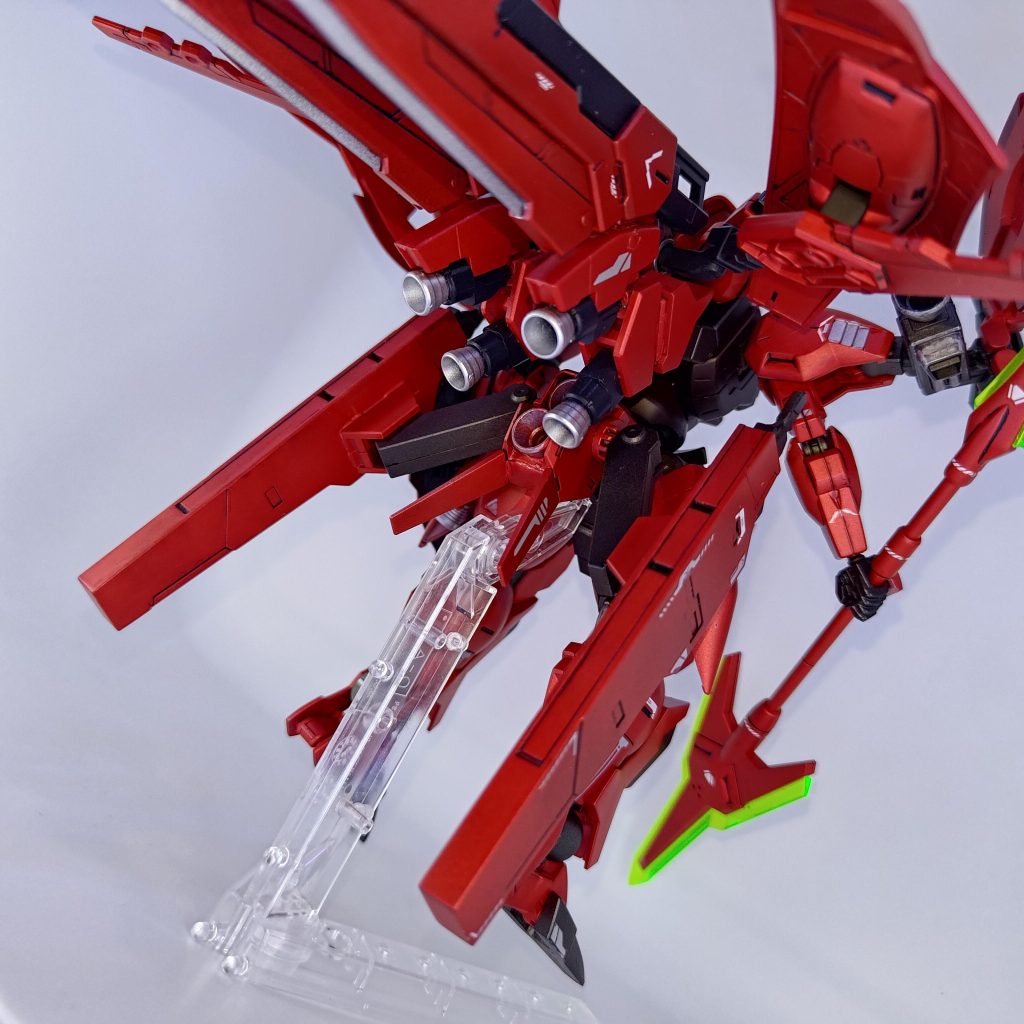 ダリルバルデの元々の後ろ腰にあった部分をシールドに変えサバーニャのパーツを付け替え真ん中の部分をバーニアに取り替え違和感がないようにしました