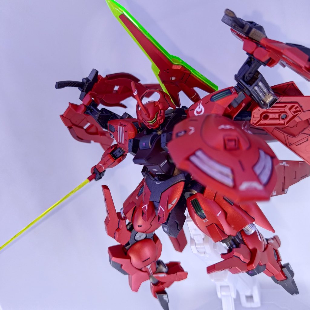 槍を背中のバックパックに付けられるようにしてシールドからビームサーベルを取り出せるようにしましたサーベルはシナンジュの物を使用