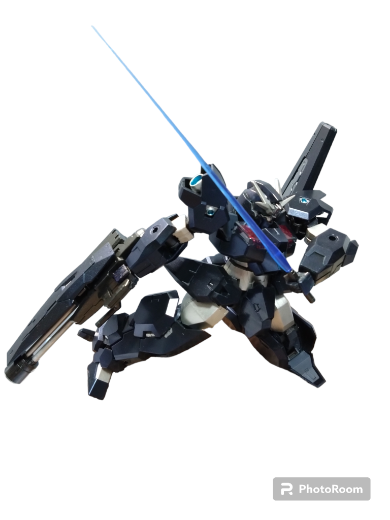 ポージングは説明書を参考にしました。完成させるにあたり黒じゃあなーって思いパール吹いてみましたがブラック筆塗りのムラが…。艶出しにクリア吹くか迷いましたがとりあえずこのままで。