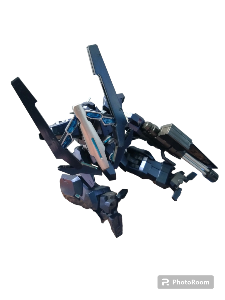 後ろ姿。バーニア類にたまにガンマカのメタリックブルー使ってます。