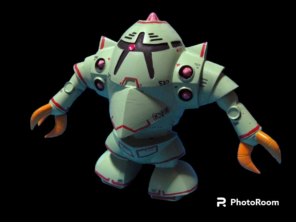 こちらは小学校三年生のときに作ったゾック!一応ゾック専用ガンダムカラーで筆塗り!当時流行っていたマーキングもフリーハンドで描き込んでいます😅