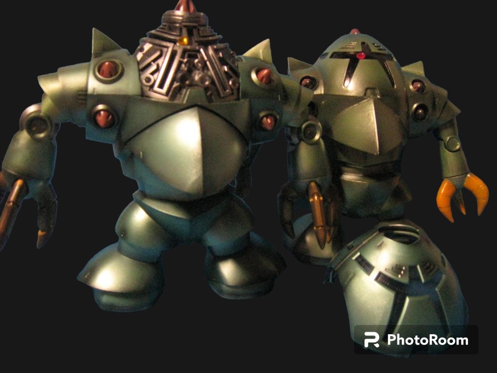 向かって左がHGUCキット、右が旧キットです♫艶ありブラック立ち上げで新旧ともメタリックカラー吹き重ねで仕上げています♫