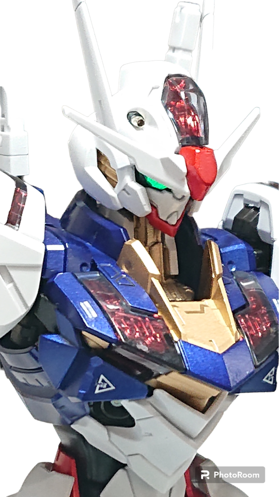 首元ゴールドで塗装、クリアパーツはコンパウンドで磨き、センサー部はラピーテープ貼り付、バルカンはメッキパーツです！