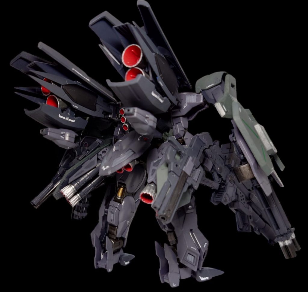 アンビカーの大型化+武装取付に加え大型ライフルを持たせたのでバック側も全体的に盛りつつバーニアを増やすことでバランスを取らせましたバックパックはFAガンダム7号機の物に変更しバーニア数を増やしました（角度が悪くて半分しか見えてませんが…）リアアーマーはそのままですが下部にバーニアを追加しました。太腿にはコトブキヤのブースターの上に境界戦機の装甲擲弾砲を被せてカラーリングのバランスを取りつつライフルを左右にマウントさせています。一番の拘りが大型ブースター、ディランザ・ソルの肩装甲をベースにすることで水星の魔女の世界観のカスタム機らしく見えるようにしました。可動は上下左右かなり広いです。イーシュヴァラはこの大型ブースター下部にマウントさせています。ここまで盛って自力できるか不安でしたが普通に立てて驚きました。足先の出来が良すぎますね…！ 