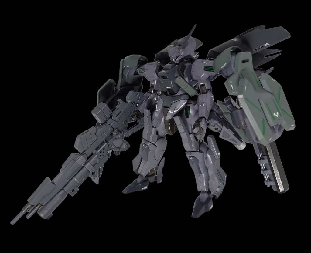 グエル専用機のイメージを取り除くためにイーシュヴァラ以外の装備を変更及び本体のデザインも一部変更や追加しました。カラーリングはいつものとメカサフ各種とグレーグリーンです。〜本体〜頭部の角を装甲に変更、それだけだと丸みだけでパッとしなかったのでアンテナとして角を左側に取付けました。アイラインは量産機のディランザ・ソルと同じカラーリングにしています。肩と新規作成したアンビカーの間にディランザの肩パーツを入れて幅を取る事でシルエットが大きく見えるようにしました。パッと見元パーツが分かり難くなるよう上部に装甲を重ねてます。少しでも厚く見えるように胸部の両横に装甲を追加。重装備になっても細く見えないよう脚部にはシナンジュスタインのスラスターを取付て大きく見せています。太腿部にもブースターを追加していますが写真だと分かり難い為後述。〜装備〜手持ち武器はコトブキヤのフリースタイルガンにジャンクを組み合わせてダブルバレルの大型ライフルにし見た目のバランスを取るためにバズーカを下部に装備し弾倉を上部に足しました。盛りすぎて大きくしすぎたかなと思いましたが片手で保持できたので良しです！アンビカーはディランザのリアアーマーをベースに境界戦機の装甲を足してミリタリーな雰囲気を出しました。それだけだとシールドが薄く見えたので元機体との差別化として更に武装を追加しています。ディランザのリアアーマーはグエルディランザと通常ディランザを使用しているので左右で少し形状が違うようにしています左のアンビカーは弾倉を取付けたコトブキヤのバズーカを改造して取付けています。