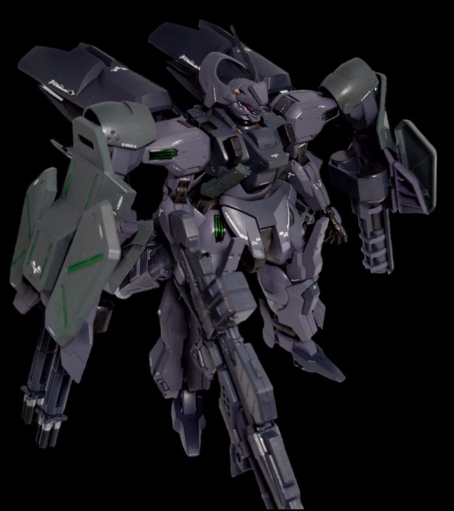 右のアンビカーはFAユニコーンからビームガトリングを持ってきました。飛ぶシールドにガトリングはそのまますぎるので別の武器を取り付けるか悩みましたが2連装ガトリングの魅力には抗えませんでした…ですがこのガトリングがある無しじゃ雰囲気の硬さが違って見えたので良しです。