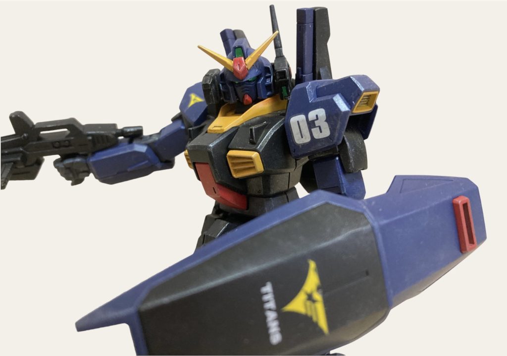 クレオスのティターンズブルー1&2で塗装してドライブラシをしています。写真でわかるくらいなのでドライブラシやりすぎてますが無改造でもスタイル含めて良いキットで、自分としては気に入ってます。 