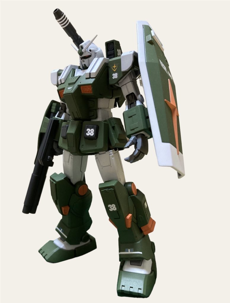 余剰パーツになってたシールドを取付けられるように加工しました。二連ライフルの延長、右手のシールドも少しだけ大型化しています