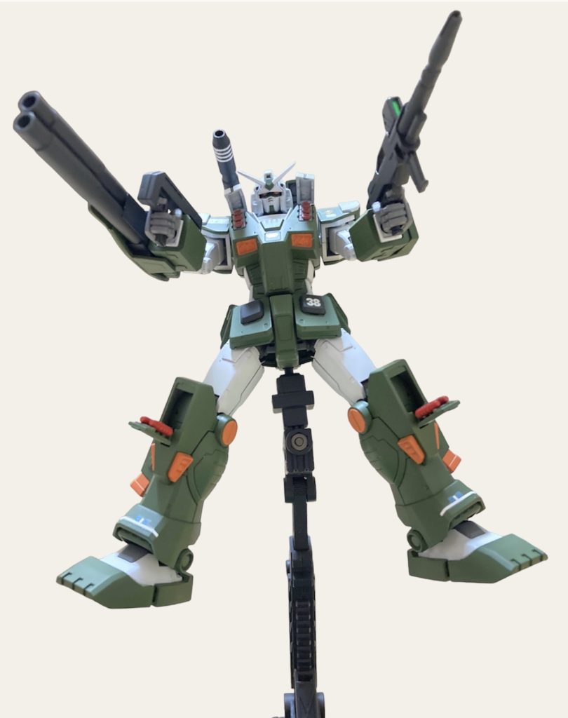 左手にライフルを持ってミサイルベイも全開！