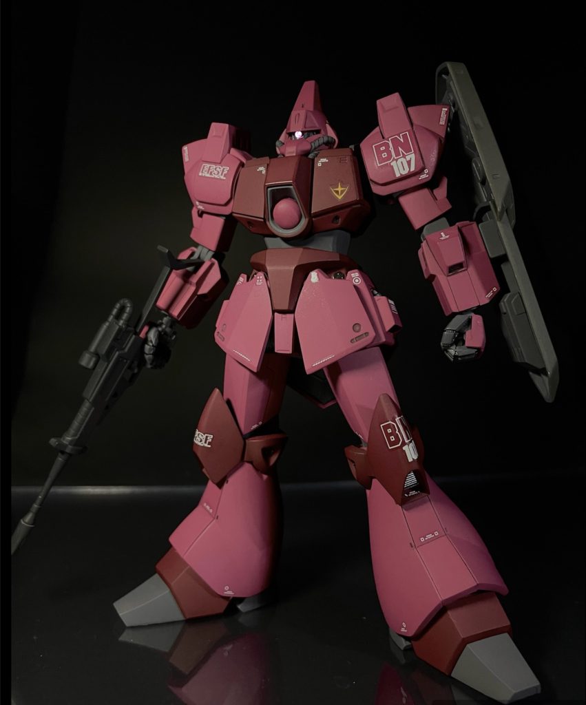 正面ショット。ライラ機のつもりで作りました。手首をMSハンドに、モノアイをHアイズ化して透明プラ板でモノアイシールドをつけた、シールドの裏面がダメダメだったのでジャンクパーツでそれっぽくしたぐらい。