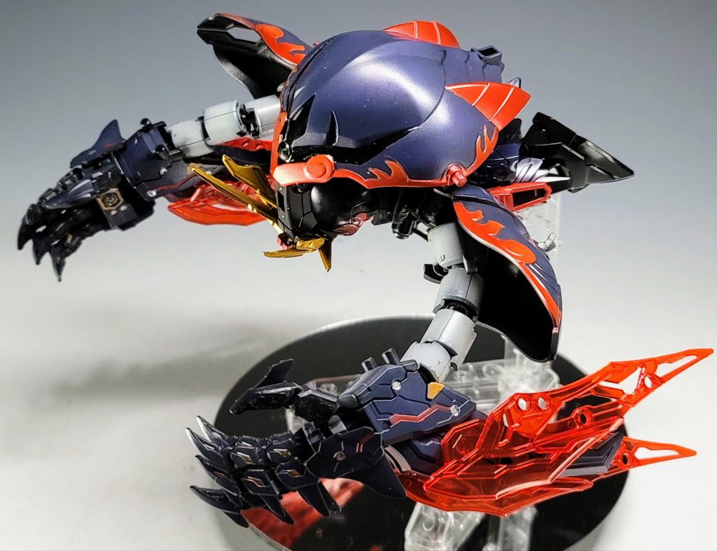 いわゆる寝そべり変形ですが手がごっついのでよりアシュタロンが悪そうで強そうになった！って感じします