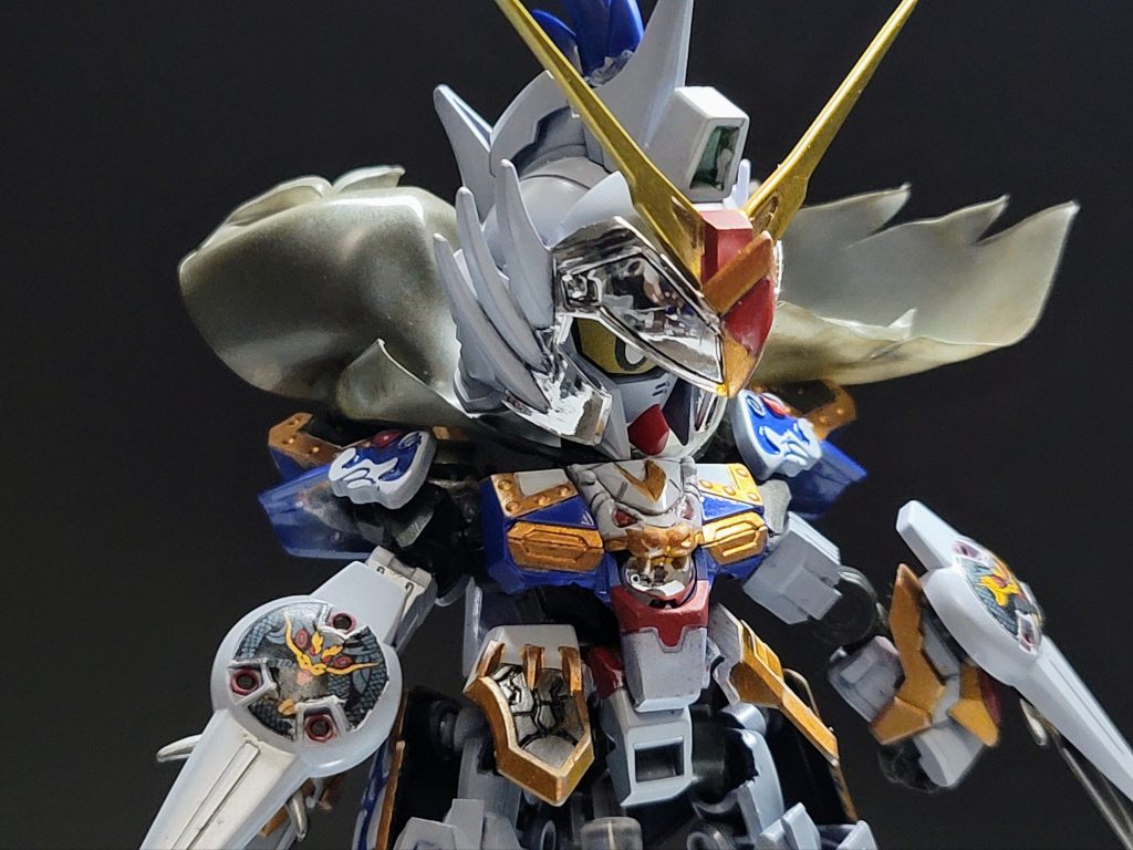 お顔が見えるショットモールドがある部分は筆塗り、ない部分の模様はシールをコピーして印刷した紙を切り出して貼ってます。この質感の方がシールシールしてなくてお気に入り。素体はナイトストライクです。