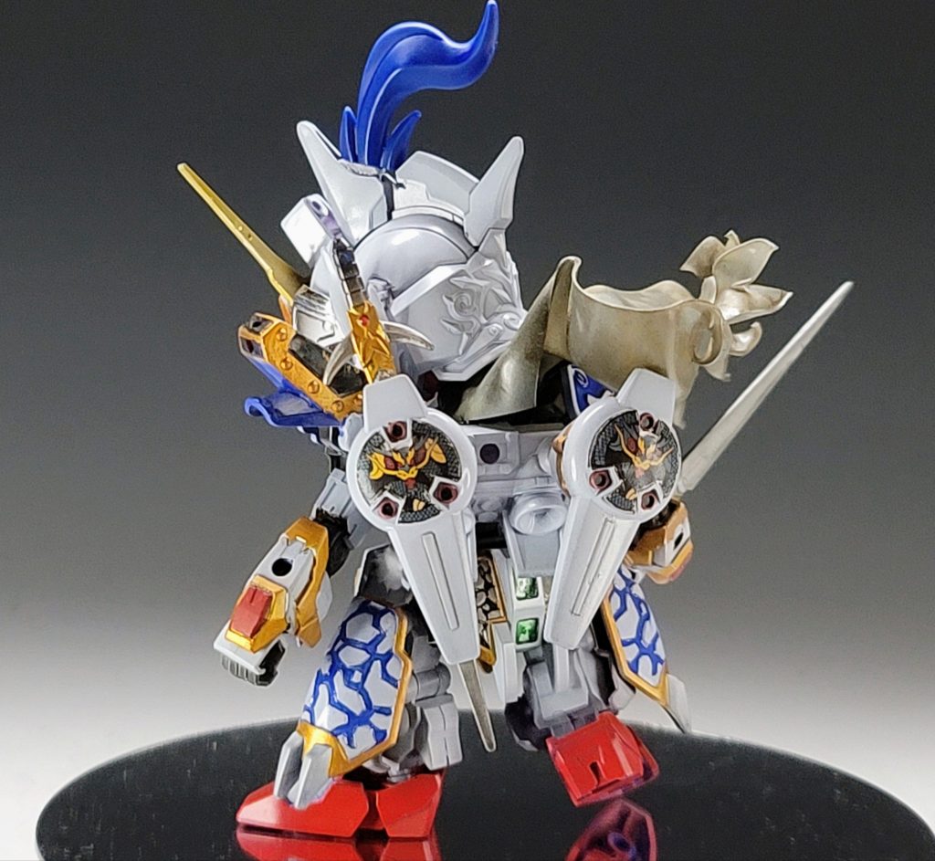 後ろ姿このバックパック兼武器のデザインが秀逸🥰センサー部はクリアレジンを入れて質感を変えてます。また、元キットのままだとこの体型には剣が短くなってしまうので30MMのスピナティアフェンサーの剣を継ぎ足して作っています。