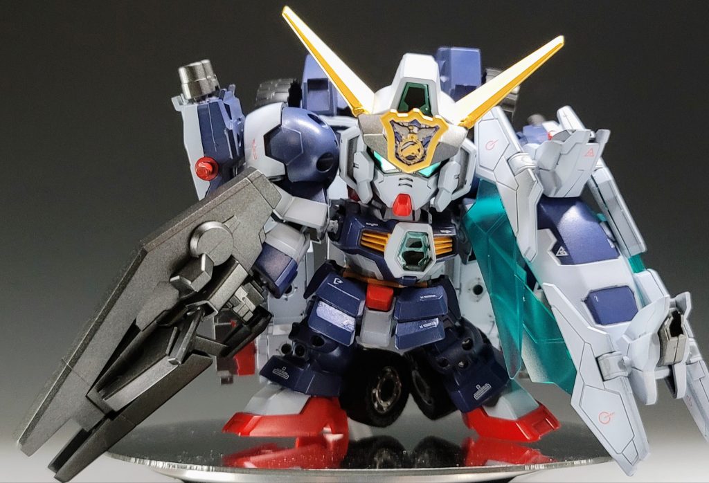 基本形態ですキャプテンといえばシールドに特徴があるものなので、同じAGE-1ベースのトライエイジガンダムからパーツを拝借しシールドを強化またライフルも見た目の火力が欲しかったのでAGE-FXから持ってきました。タイヤは境界戦機のトラックから。その他は30MMからです。SDミリタリーのパーツは30MMが間違いない(多分)