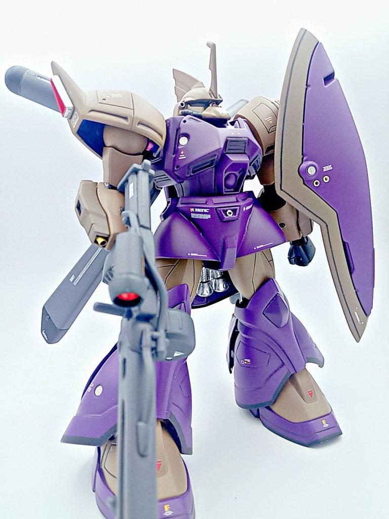 各バーニアはメッキ調にしてメタルビーズをバーニアの中とシールド、頭部、脚部に使用しています。