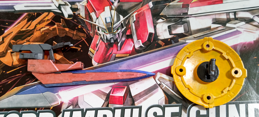武器関連GNソードIIIは少し削って持ちやすくしていますラウンドシールドはHGウヴァルのを使用、持ち手をジャンクパーツに置き換えています