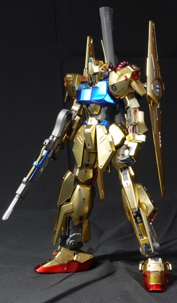 素組です。金色はキットのままで無塗装です。足の赤と胸部とバックパックの青はボーンペイントのクリアを使っています。クリア塗装はホコリの混入が目立つので難しい。