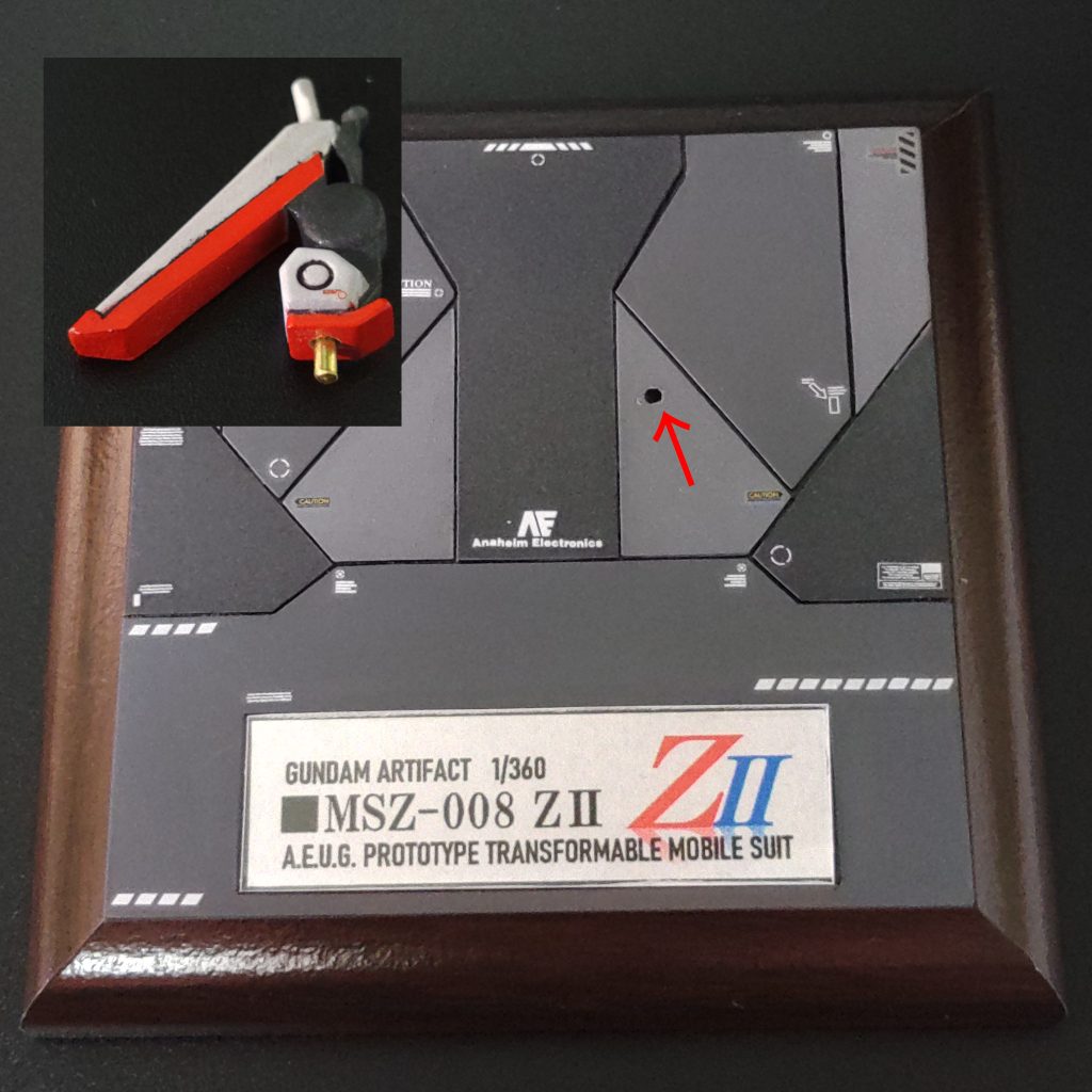 今回の台座はネタに走らす真面目に作成しました。本体のバックパックが重く後ろに倒れやすいので、左カカトに支え棒を入れて台座に差し込めるようにしました。