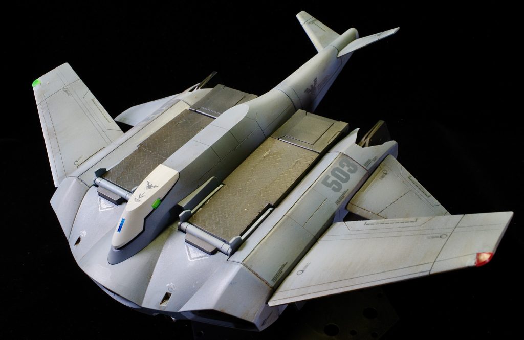 機首のセンサー、主翼の航行灯、後尾灯はクリアーパーツ化。