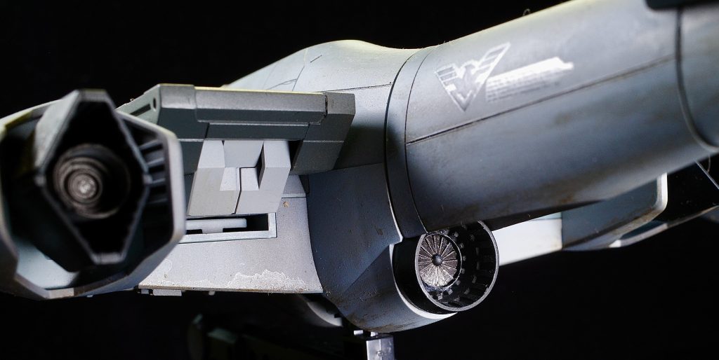 左右スラスターや後部バーニア内部もディテールアップ。