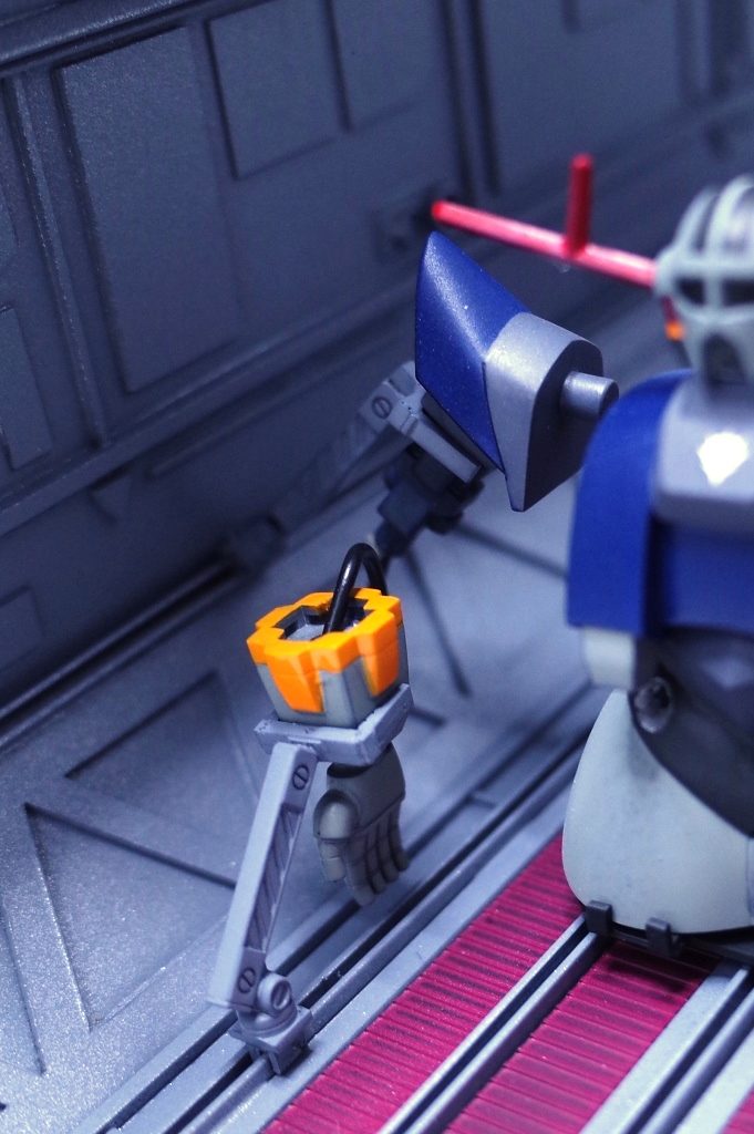腕を支えているアームは1/144 ジムスナⅡに付属しているドラケンの作業用アームを使用しています