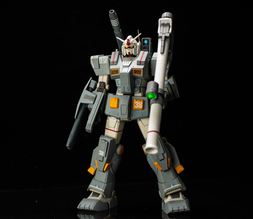 本体のガンダムが暖色系のグレーでまとめたので、アーマー部分は、クレオス308番(F-15イーグルの濃い方)の青系のグレーにしました。背中のセンサーとハイパーバズーカにはHアイズ＋ラビ-テープを貼ってあります