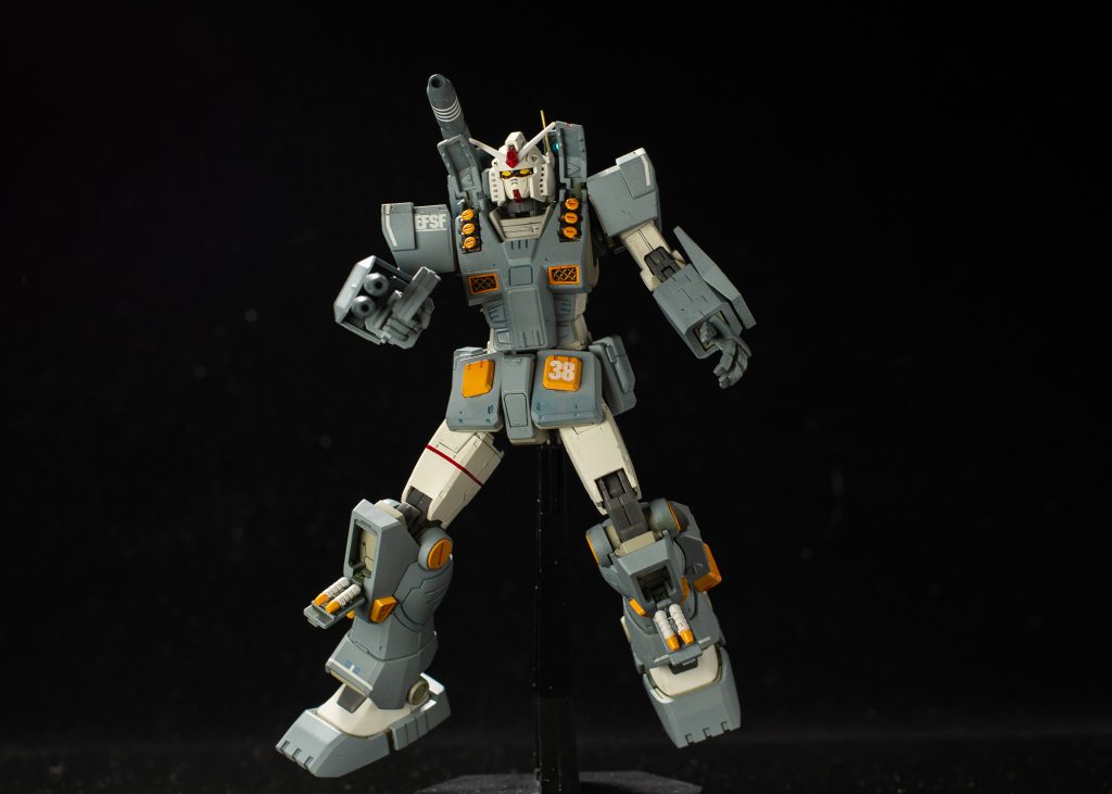 ミサイル部分、特に膝のミサイルは単色だとミサイルっぽく見えない気がしたので塗り分けました