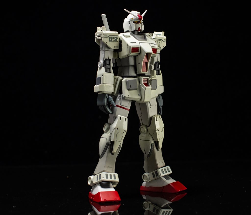 塗装は、胸、ふくらはぎ、肩、前腕はガイアノーツバーチャロンカラーのウォームホワイト、上腕、太股部分はガイアノーツ EXホワイトにタミヤラッカーのイグニシアホワイトとライトグレーを少量混ぜて塗り分け、グレーはホビージャパンのウォームグレー、関節部分はクレオスの大洗グレーを使用しました