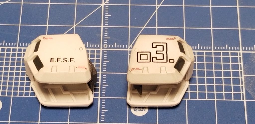 塗装するときはいつもエッジ周辺にごく薄くクリアスモークを吹いてグラデーション塗装(っぽくなるといいなと思いながら)しているのですが、その辺をウェザリングカラーで制御できないかなと思いやってみた図です。左:エッジにシャドウ右:上+エッジ周辺にウェザリングカラーを軽く塗って拭き取り拭き取り方がヘタクソだったのか、思ったほどの効果が出ませんでした・・・やはりウェザリングカラーはウェザリングに使うべきですね